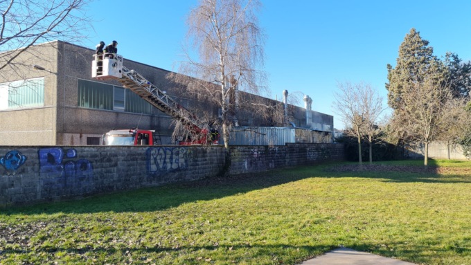 Brucia un capannone pieno di legno, paura a Busnago