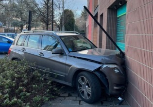 Perde il controllo dell’auto e finisce contro un ambulatorio medico