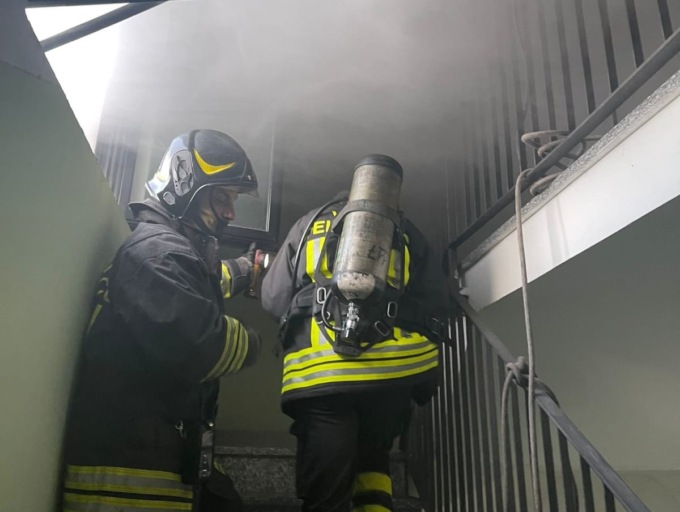 Incendio in un sottotetto, intervengono i pompieri