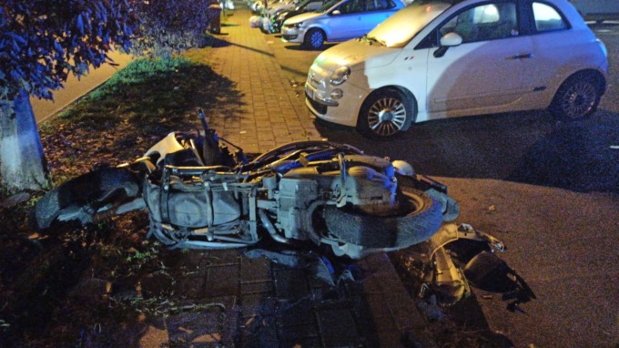 Schianto tra auto e scooter: uomo in ospedale