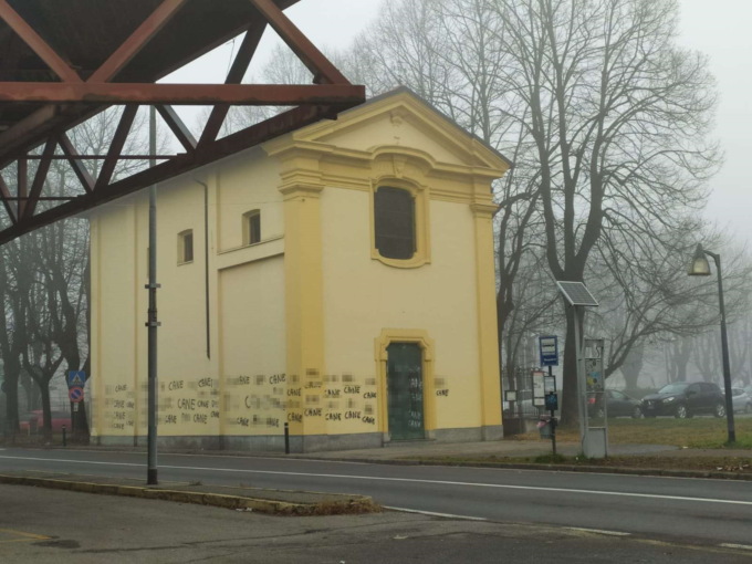 A Muggiò le pareti della chiesa ricoperte di bestemmie