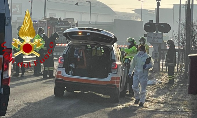 Finisce con l’auto contro il treno: muore un 57enne