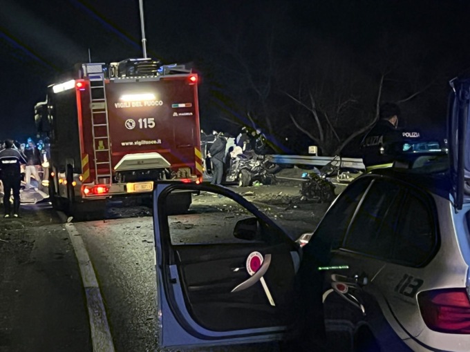 Tragico scontro fra auto e pullman, morti cinque giovani
