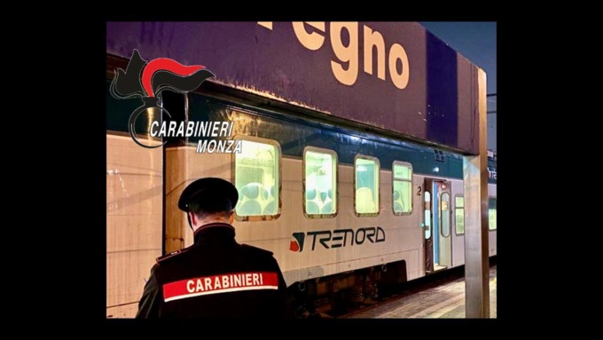 Minorenni rompono il vetro di un treno, capotreno coraggiosa li ferma e chiama i Carabinieri