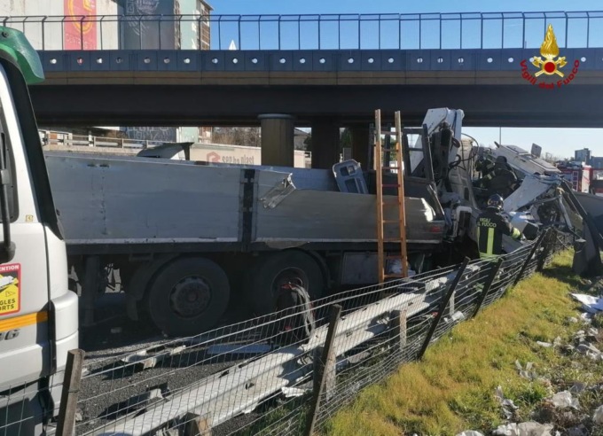 Incidente tra mezzi pesanti sulla Statale 36: traffico bloccato in direzione Milano