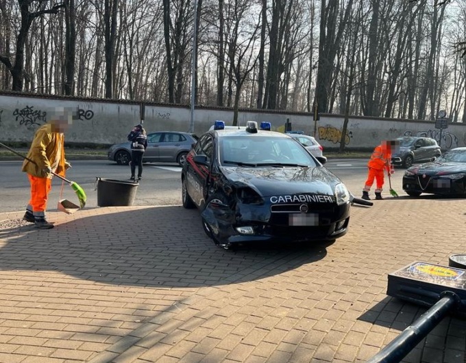 Schianto tra due auto: una è la gazzella dei Carabinieri