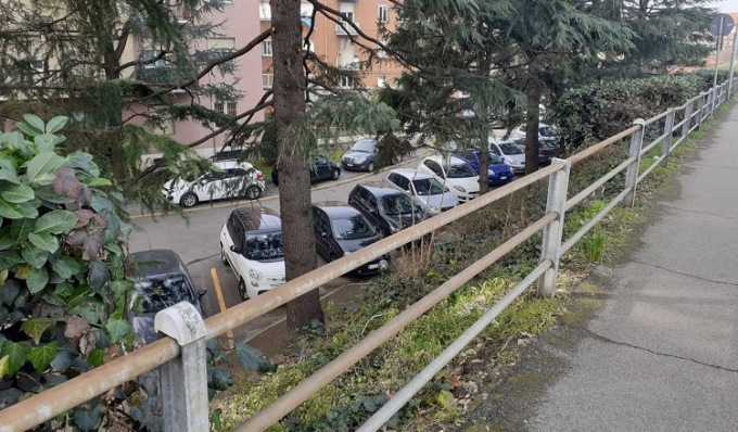 Siepe crollata in via Aquileia, residenti contro il Comune