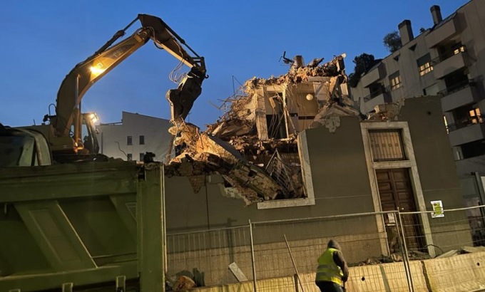 Abbattimento della ditta in via Tonale: tutti col naso all’insù