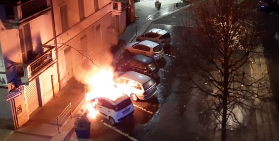 Attimi di paura, auto in fiamme in piena notte