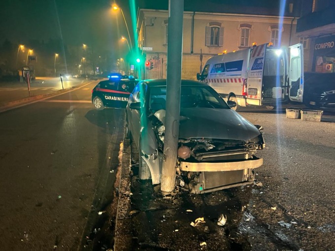 Fugge all’alt dei Carabinieri: si schianta durante l’inseguimento