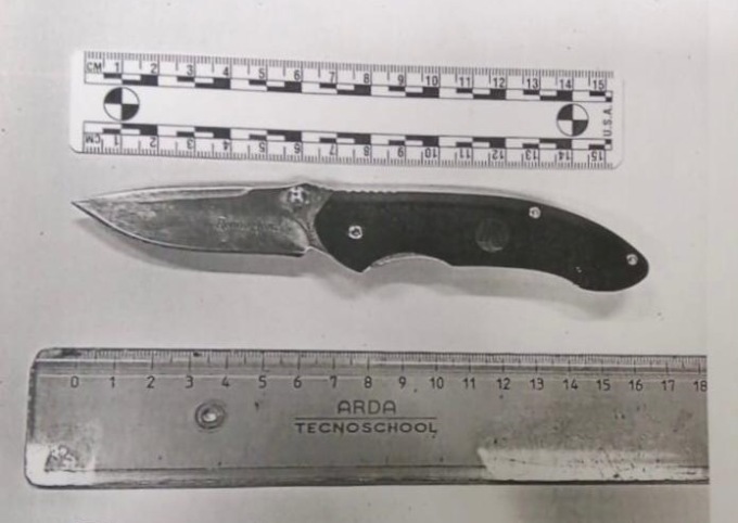 Denunciato 59enne che lanciava un coltello contro i cartelli