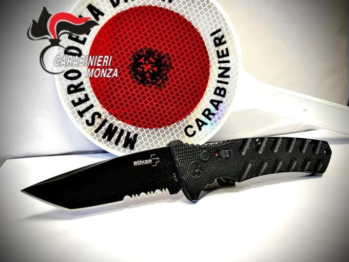 “Se mi sequestrate il coltello vi scanno”: 49enne minaccia i Carabinieri