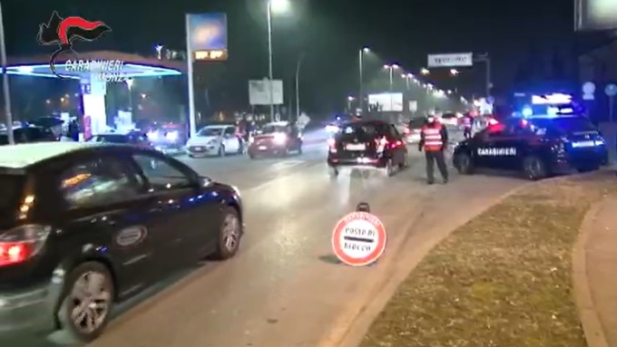 Controlli straordinari dei Carabinieri, i cani anti-droga trovano hashish e marijuana in due locali