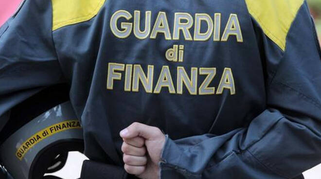 La Finanza sequestra tre distributori di carburante privati