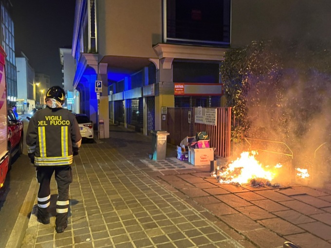 Vandali incendiano cumulo di spazzatura: a fuoco anche una siepe