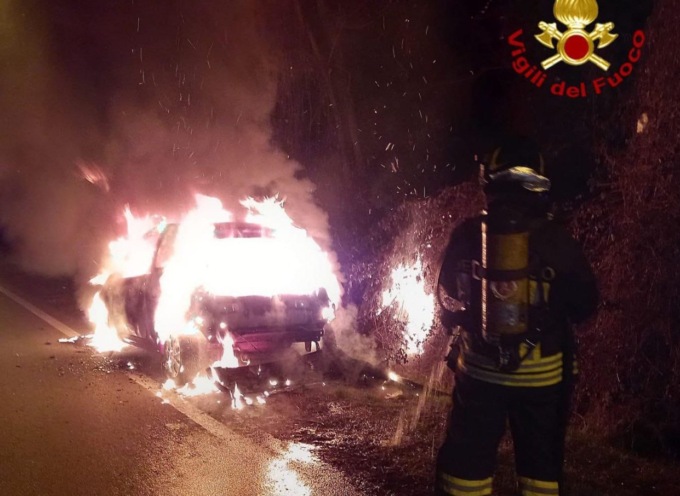 Brucia un’auto nella notte, intervengono i Vigili del Fuoco