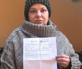 Inciampa nel tombino, finisce in ospedale: «Adesso chiederò i danni al Comune»