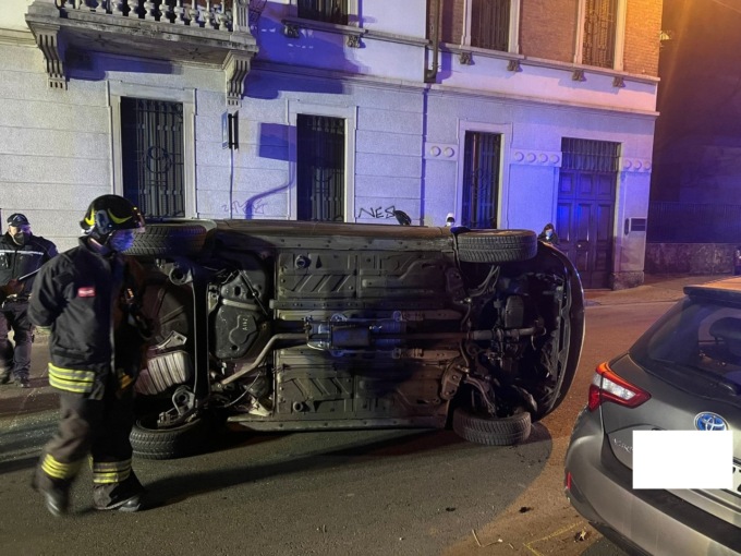 Urta auto in sosta e si ribalta: donna soccorsa da 118 e Vigili del Fuoco