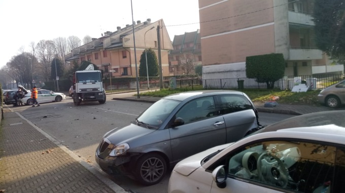 Maxi incidente: coinvolte quattro auto e un camion, ferito un 60enne