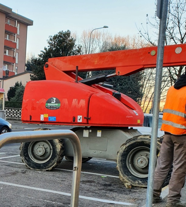 Infortunio in cantiere a Meda, 59enne in ospedale