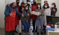 Insulti a PizzAut: i no vax non digeriscono le pizze donate all'hub vaccinale
