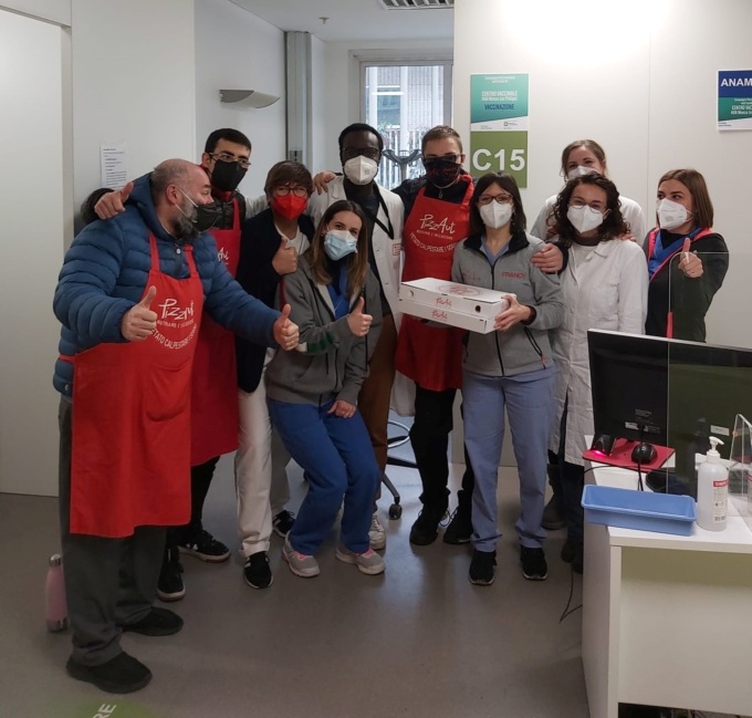 Insulti a PizzAut: i no vax non digeriscono le pizze donate all’hub vaccinale