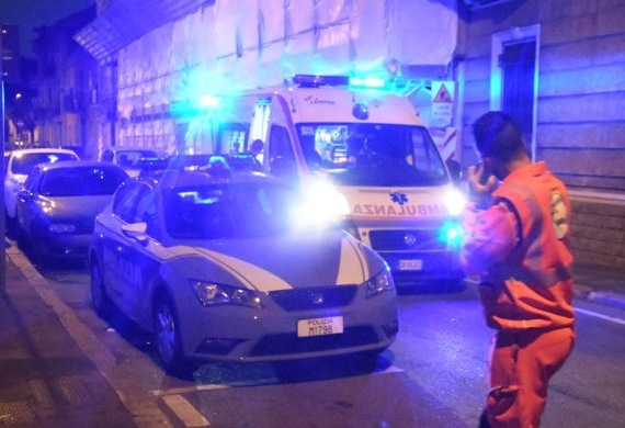 Bar diventa “ring”: ubriaco si spoglia e sfida i poliziotti a fare a botte