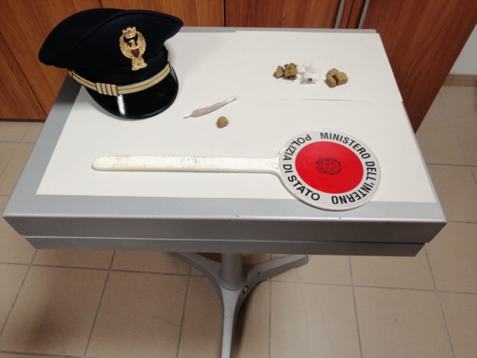 Controlli della Polizia: trovata droga nei giardinetti in zona Artigianelli
