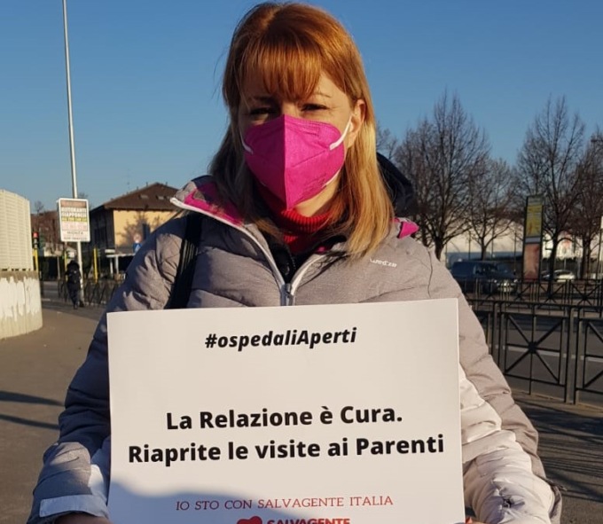 “Riaprite le visite ai parenti”: presidio di protesta al San Gerardo