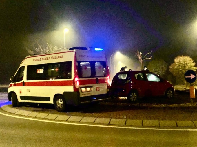 Auto fuori strada finisce sopra la rotatoria