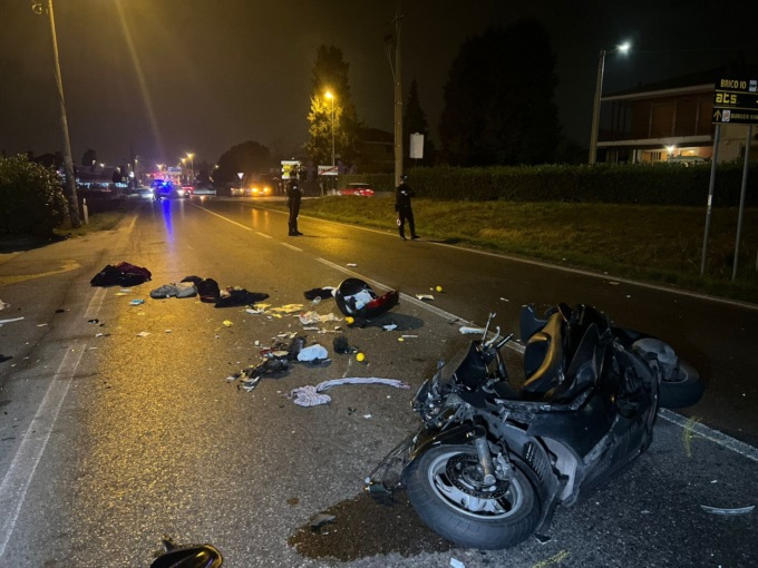 Terribile schianto lungo la Sp13, centauro in gravissime condizioni