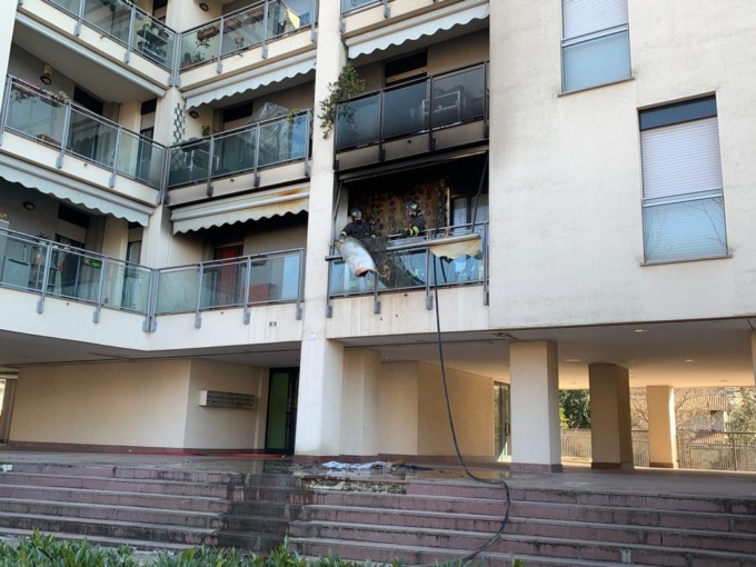 Incendio appartamento, Vigili del fuoco in azione a Vimercate