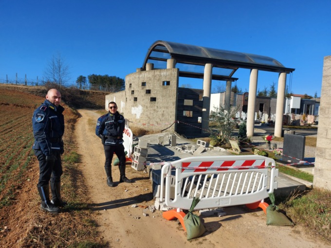 Cade un muro al cimitero, tragedia sfiorata