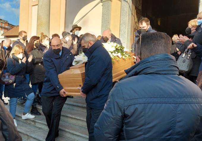 Barlassina, grande folla ai funerali di Flavio Ferrario
