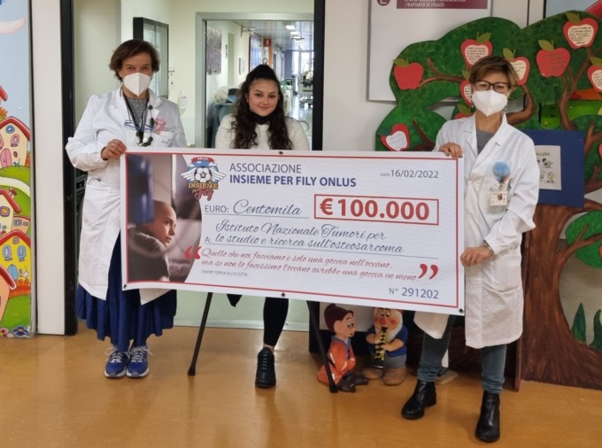 Insieme per Fily ha donato centomila euro all’Istituto dei Tumori per la cura dell’osteosarcoma