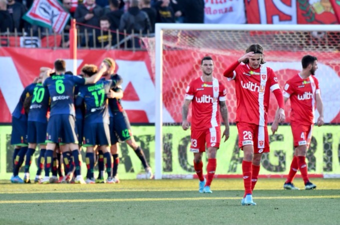 Monza-Lecce in diretta live. Segna Coda su rigore, nuova frenata per i biancorossi