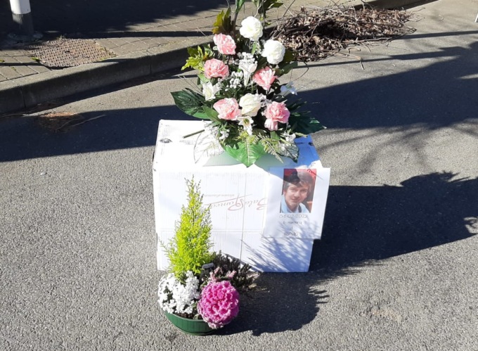 Fiori nei mercati per l’ambulante morto dopo un incidente in moto, domani i funerali