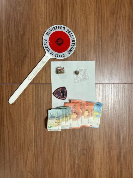 In Questura con la droga nelle sigarette: denunciato