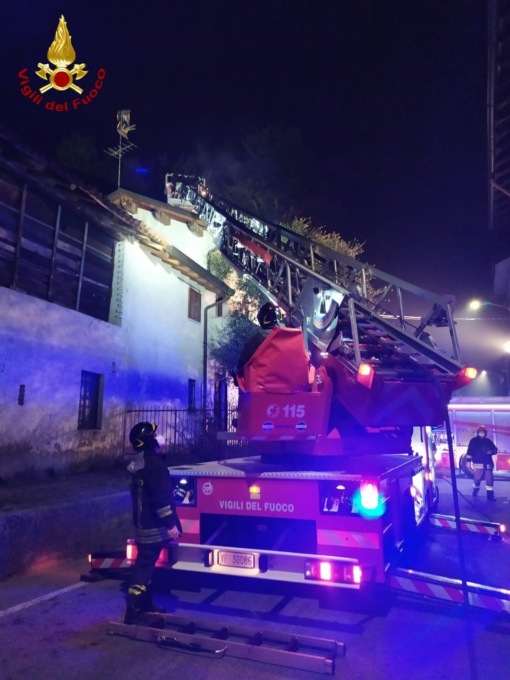 A fuoco la canna fumaria: intervengono i pompieri