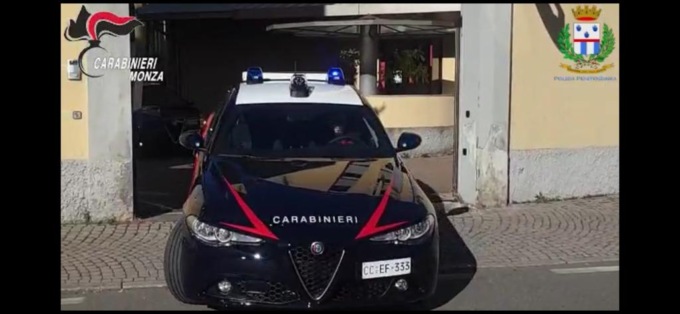 Coltello in mano, minaccia di buttarsi dalla finestra della sua cameretta