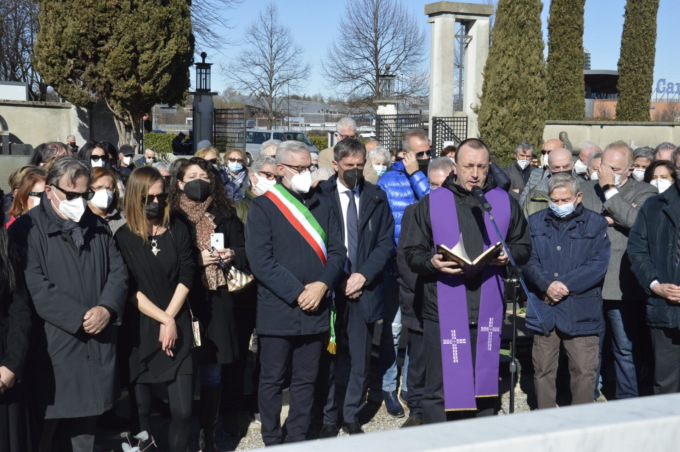 Ricordando Luca, commozione al cimitero per la benedizione del monumento