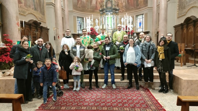 Grande festa in parrocchia a Lesmo: il cardinal Bagnasco benedice le “nuove” famiglie