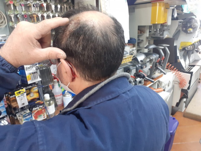 Calzolaio aggredito con una scarpa da un no mask