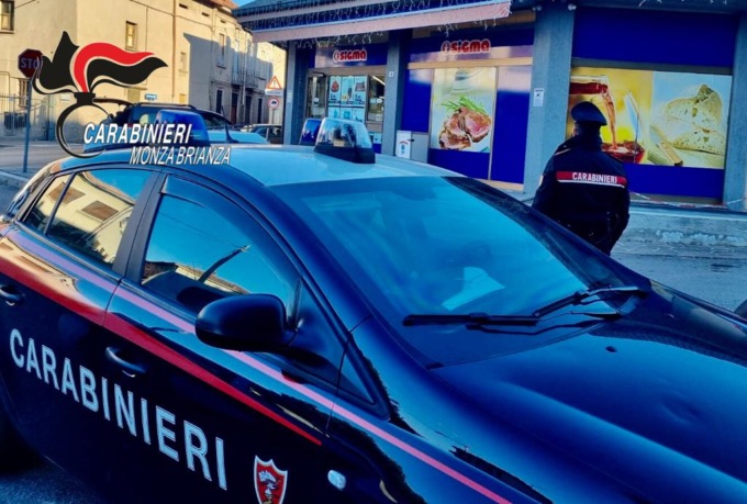Si abbassa i  pantaloni in strada: denunciato maniaco