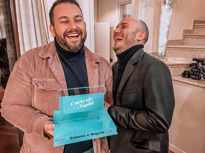 Angelo e Simone vincono a “Cortesie per gli ospiti”