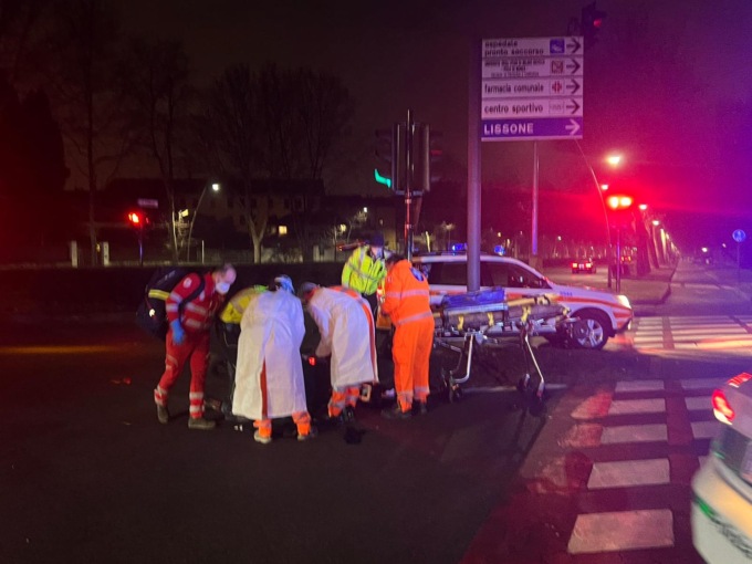 Cade dallo scooter, paura per un motociclista