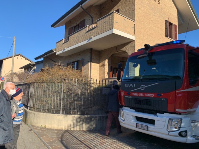 Carate Brianza, incendio in una villa: soccorsa una 80enne
