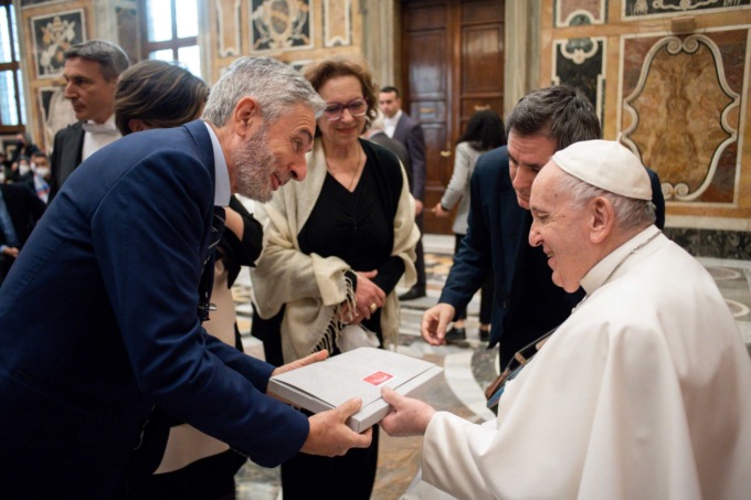 La Meridiana abbraccia Papa Francesco