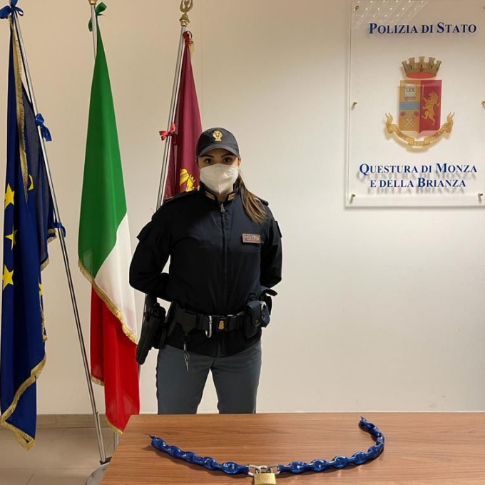 Irrompe nel bar brandendo una catena: fermato dalla Polizia