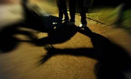 Pestato dal branco fuori dalla discoteca: in ospedale 20enne di Bellusco